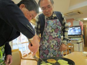 お好み焼き作り【デイサービスセンター七瀬】